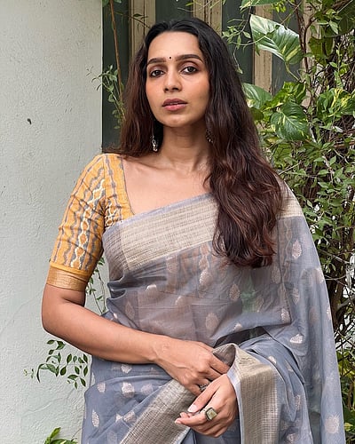 வெக்கத்துல ரவிக்கை தச்சு முத்தத்துல ஜிமிக்கி வச்சா... சஞ்சனா நடராஜன்!